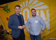 Geoffrey Harreman en Arnie van Eijk stonden voor de bezoekers klaar bij Bio-Center ZANN. Geoffrey: "We zijn heel blij met de nieuwe uitstraling van onze stand."